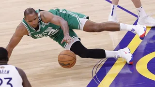 Stephen Curry lideró el triunfo de Golden State Warriors que igualó la serie final de la NBA