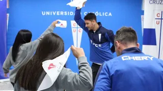 ¡Endieciochados! La UC sometió a clases de cueca a jugadores del plantel masculino y femenino