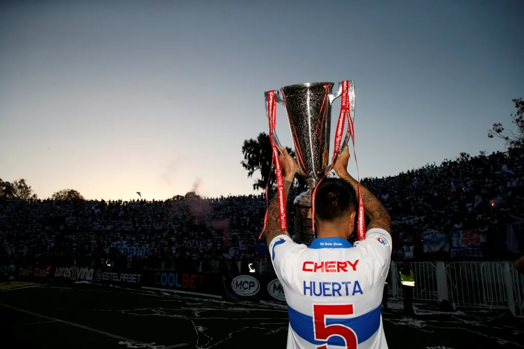 Huerta celebrando la obtención del título de 2021 / ©Andres Pina/Photosport.