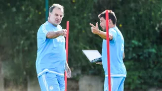 Un chileno dirigirá al Uruguay de Bielsa frente a Estados Unidos en la Copa América