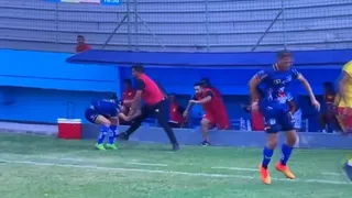 [VIDEO] DT César Farías se descontroló y agredió a dos jugadores rivales