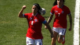 Karen Araya y María José Urrutia criticaron a la UC por carencias en rama femenina