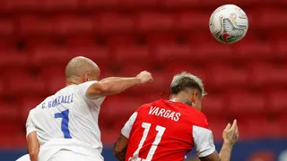 “Pega en la cabeza y después en la mano”: El audio del VAR en el supuesto penal no cobrado a Chile