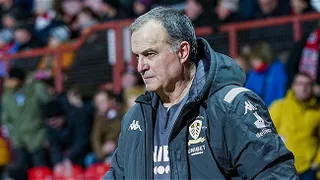 Marcelo Bielsa donó su indumentaria de Leeds a fundación chilena para ayudar a niños con cáncer