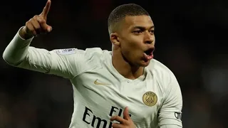 Hincha de Paris Saint-Germain invadió la cancha para tomarse una selfie con Kylian Mbappé