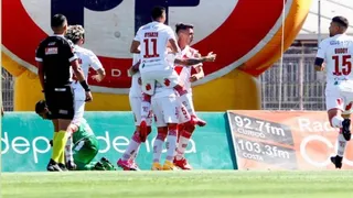 Arturo Vidal felicitó al ex Rodelindo Román Jens Buss por su gol en Curicó Unido