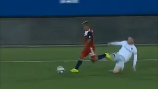 Wayne Rooney se vio beneficiado por el VAR: Recibió amarilla en vez de roja