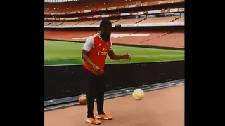 Delantero de Arsenal “ridiculizó” a James Harden por su escaso talento para el fútbol