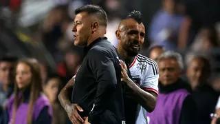 Arturo Vidal le genera una sonrisa de oreja a oreja a Jorge Almirón antes del duelo de Colo Colo y O’Higgins