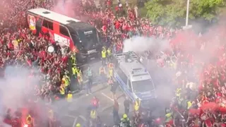 El espectacular recibimiento de los hinchas al Bayer Leverkusen