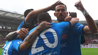 Napoli se aferró a la lucha por el título en Italia con exigido triunfo sobre Torino