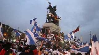 Hinchas de Universidad Católica celebraron el bicampeonato en Plaza Italia