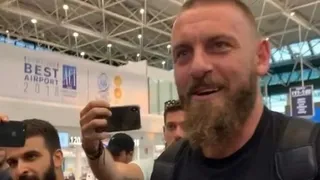 Hinchas de AS Roma despidieron a Daniele De Rossi previo a su viaje para unirse a Boca Juniors