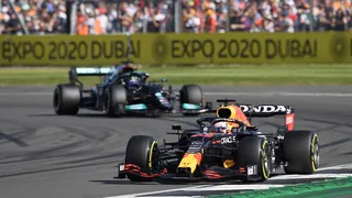 Max Verstappen se despidió del GP de Gran Bretaña tras choque con Hamilton
