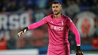 U Católica pierde a su promesa en silencio: el polémico adiós de Thomas Gillier al fútbol chileno