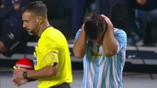 Carlos Villanueva fue expulsado ante Botafogo tras revisión en el VAR por un fuerte planchazo