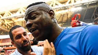 Video muestra a Mario Balotelli borracho por las calles de Italia