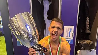 Alexis posó feliz con un nuevo título de Supercopa italiana junto a Inter de Milán