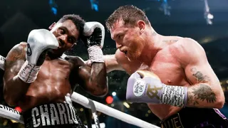 “Canelo” Alvarez derrotó por votación unánime a Charlo y retuvo sus títulos mundiales