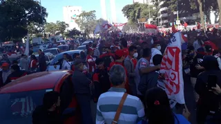 Sin distanciamiento, ni mascarillas: La protesta de hinchas de San Martín de Tucumán en Argentina