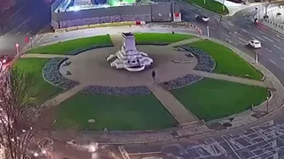 ¡Crack! Solitario hincha de Audax llegó a Plaza Italia para celebrar triunfo ante Santos