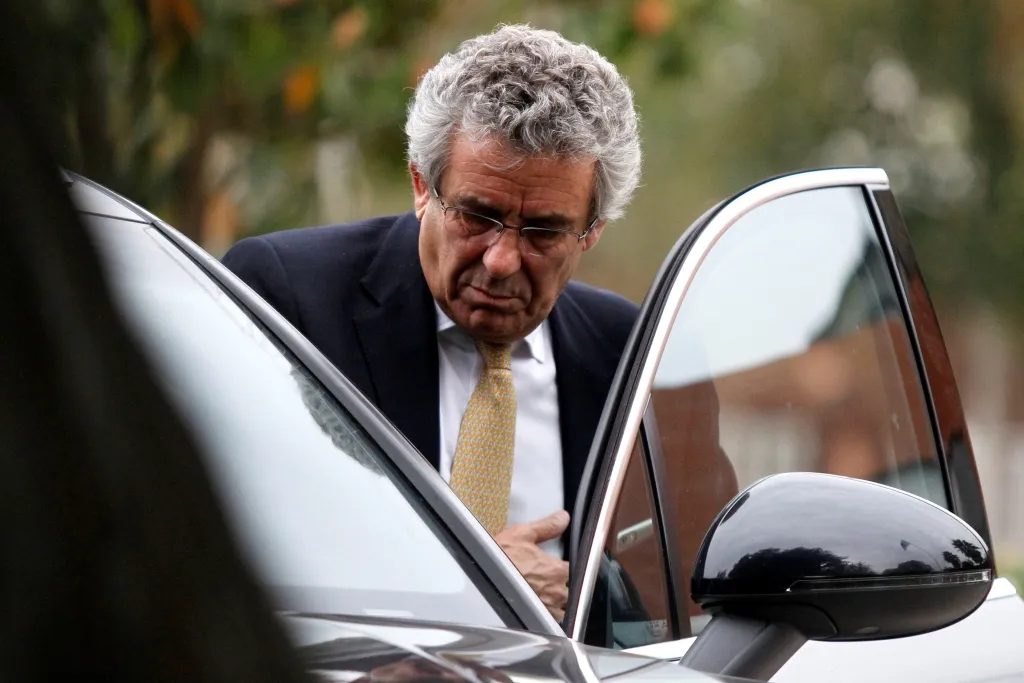 Leonidas Vial se retira de la Casa Alba tras la Junta extraordinaria de accionistas de Blanco y Negro. 