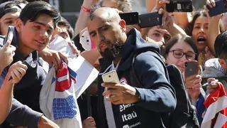 El “truco” que usó un hincha en Temuco para conseguir el autógrafo de Arturo Vidal