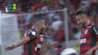 Mauricio Isla entró como revulsivo y fue clave con un golazo en triunfo de Flamengo ante Sao Paulo