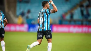 ¿Al Puskas? Luis Suárez anotó tremendo golazo en empate de Gremio ante Cruzeiro