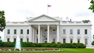 Asesor médico de la Casa Blanca apoya regreso del deporte, pero sin público