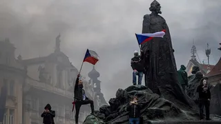 Hinchas causaron disturbios en Praga tras suspensión del fútbol por culpa del Covid-19
