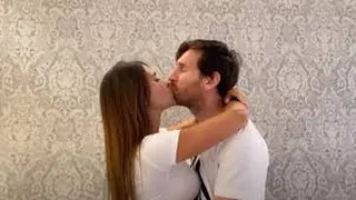 El apasionado beso de Messi y Antonella en un video de Residente