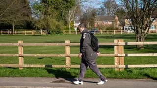Marcelo Bielsa desafió al coronavirus y se fue caminando al entrenamiento de Leeds