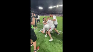 El festejo a ras de la cancha de Frankfurt por la obtención de la Europa League 2022