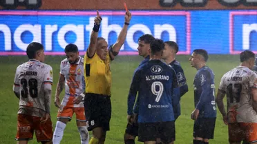 Duro castigo para el jugador de Huachipato que intentó cabecear al árbitro