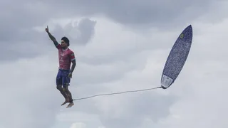 Brasileño del surf se elevó a los cielos con histórica actuación en París 2024