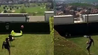 Jugadores de Osasuna se enfrentaron a un duelo de tenis fútbol desde el patio de sus casas