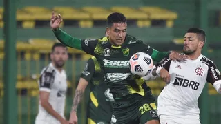 Flamengo de Mauricio Isla doblegó a Defensa y Justicia en octavos de la Copa Libertadores