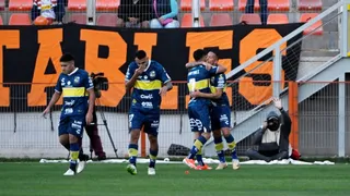 Everton venció a Cobreloa con dos hombres menos