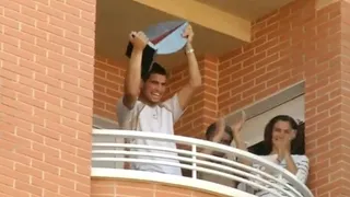 Carlos Alcaraz exhibió trofeo del Masters 1.000 de Madrid a sus vecinos