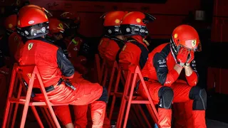 Charles Leclerc se accidentó en el Gran Premio de Francia y su auto debió ser retirado por una grúa