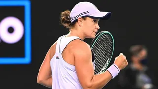 Ashleigh Barty siguió a paso firme en el Abierto de Australia tras imponerse a Ekaterina Alexandrova