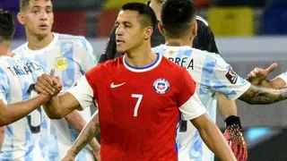 Alexis Sánchez regaló su pantalón y pequeño fanático se emocionó hasta las lágirmas