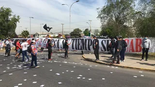 Hinchas de Colo Colo protestaron contra Blanco y Negro en las afueras del Estadio Monumental