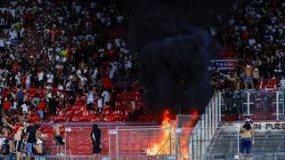 Barristas de Colo Colo prendieron fuego cerca del memorial del Estadio Nacional