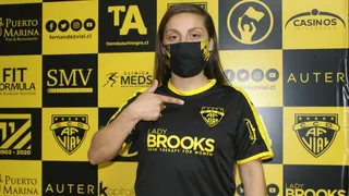 Yarella Torres se convirtió en la primera futbolista con contrato profesional en Fernández Vial