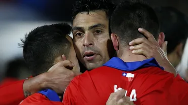 Gonzalo Jara y Mauricio Isla cumplieron 100 partidos como titulares en la Roja