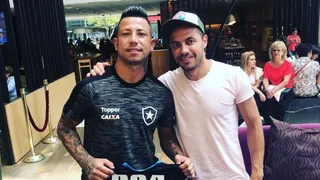Leonardo Valencia recibió la visita de su “gran amigo” Marcelo Díaz en Buenos Aires
