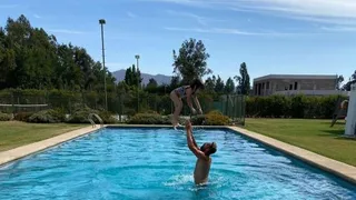 Mauricio Isla disfruta sus vacaciones en la piscina junto a sus pequeñas hijas