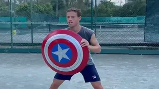 Diego Schwartzman se divirtió entrenando con un escudo de “Capitán América”